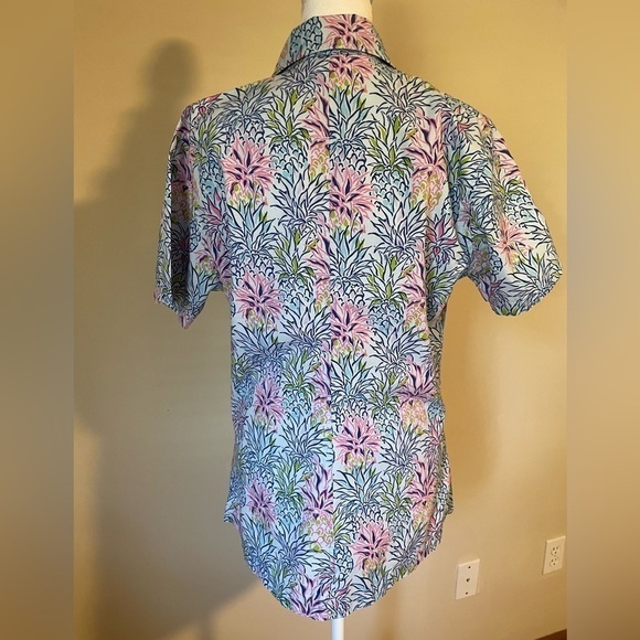 Go Barefoot Hawaiian shirt woman’s size small. Blue, pink and green pineapples - Picture 7 of 10